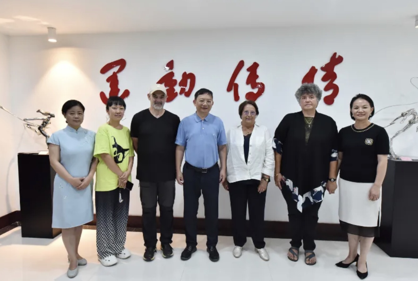 雙方合影留戀。