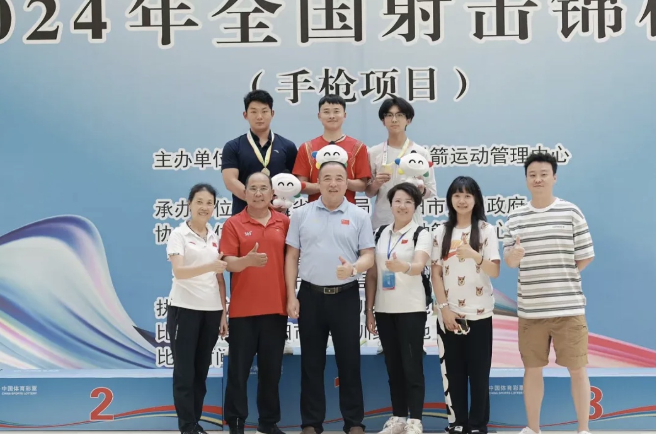 劉楓 、謝瑜、周鴻翔(左至右)獲得團(tuán)體金牌。