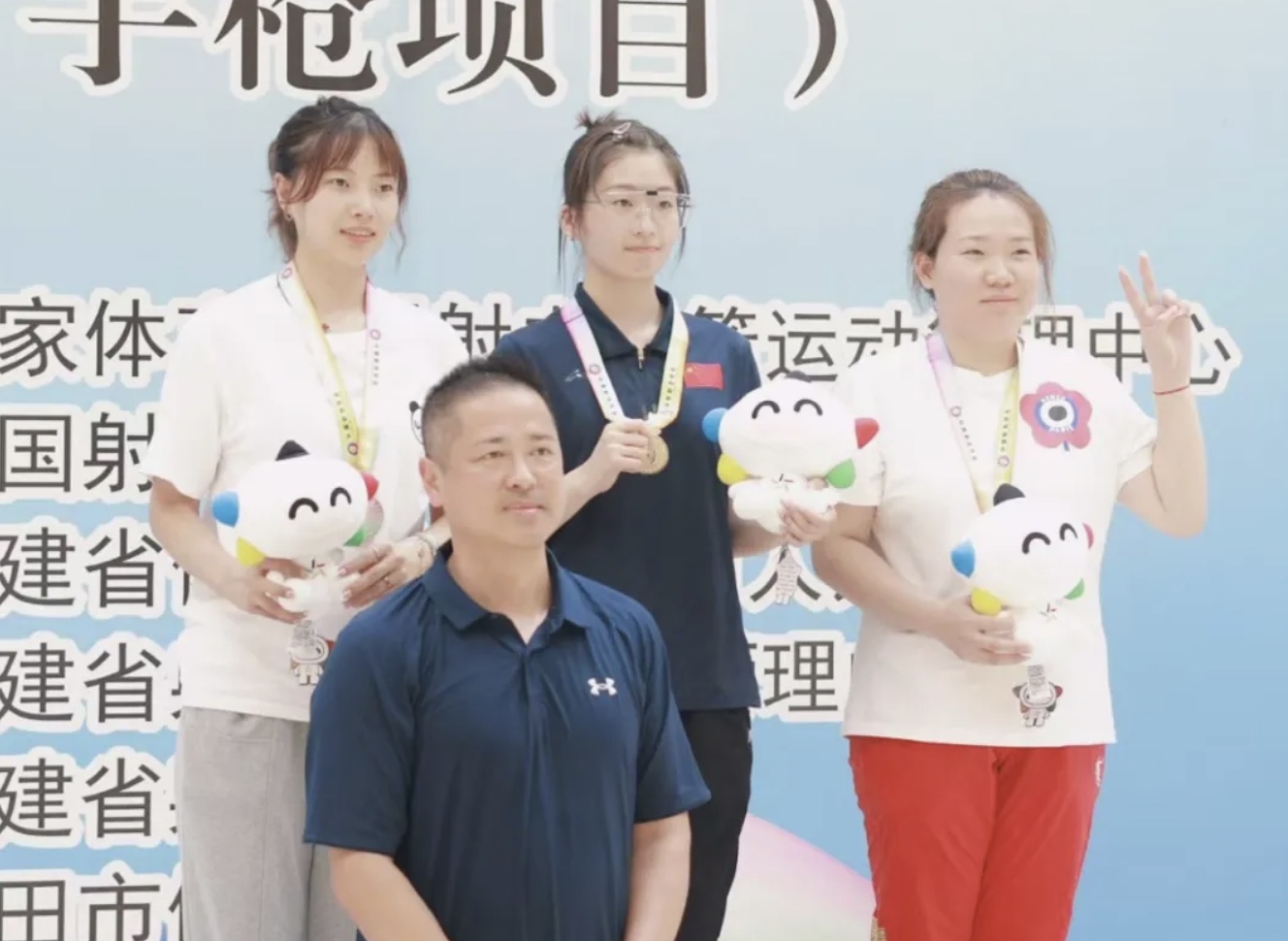 錢(qián)微(左一)摘得銀牌。