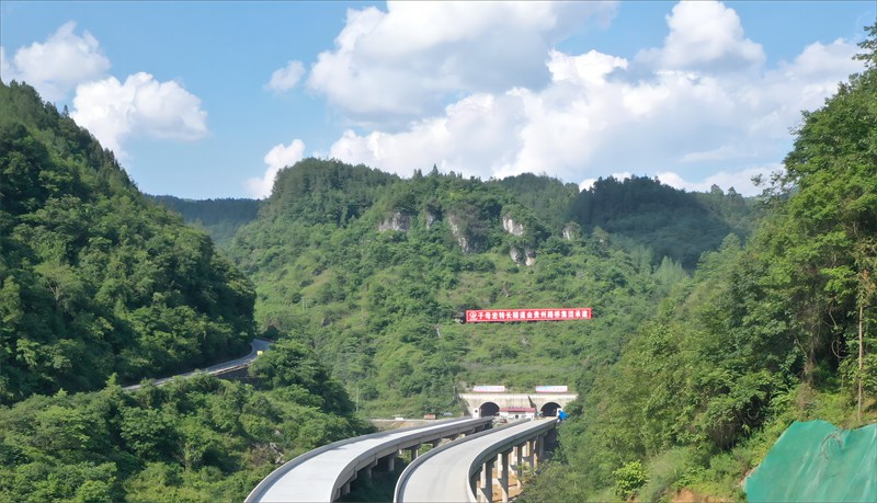 子母巖隧道洞口。貴州交建集團所屬貴州路橋集團供圖