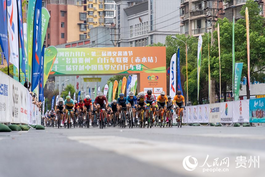 2024第八屆“多彩貴州”自行車聯(lián)賽(赤水站)比賽現(xiàn)場(chǎng)。人民網(wǎng)記者 涂敏攝