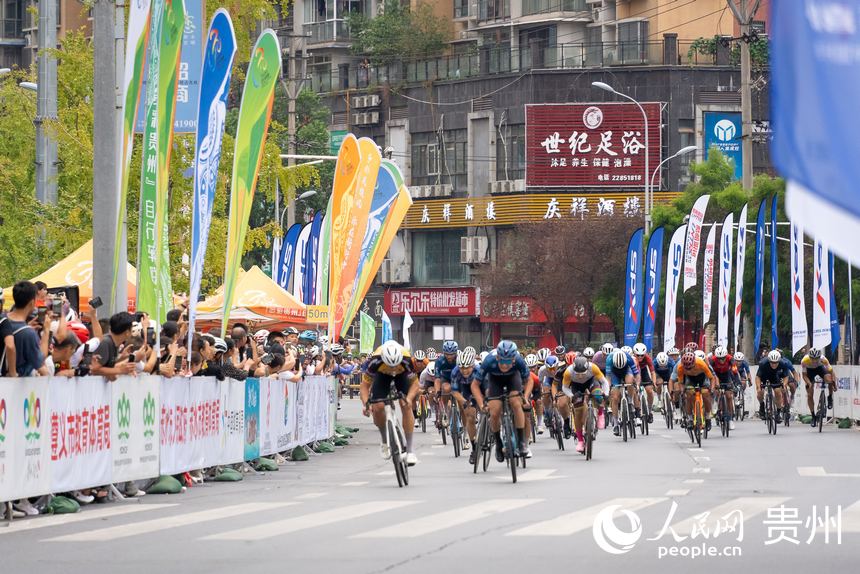 2024第八屆“多彩貴州”自行車聯賽(赤水站)比賽現場。人民網記者 涂敏攝