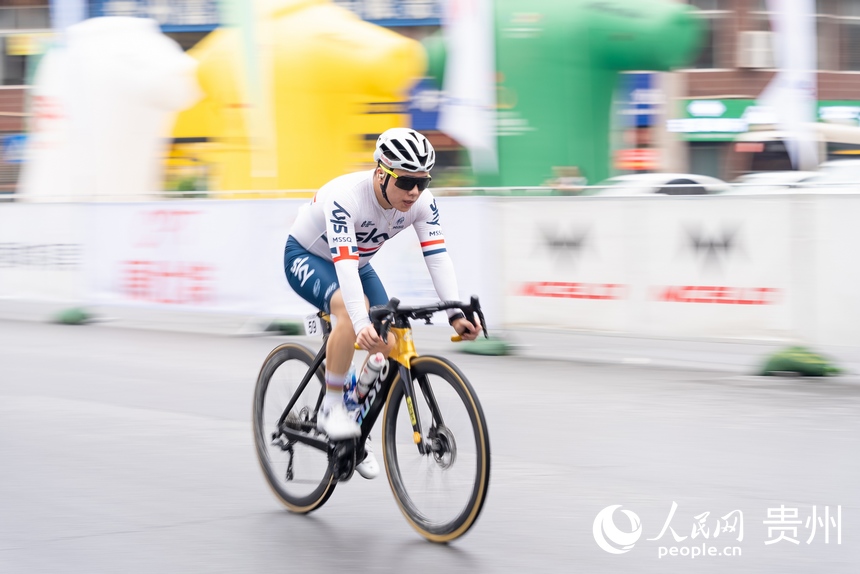 2024第八屆“多彩貴州”自行車聯賽（赤水站）比賽現場。人民網記者 涂敏攝