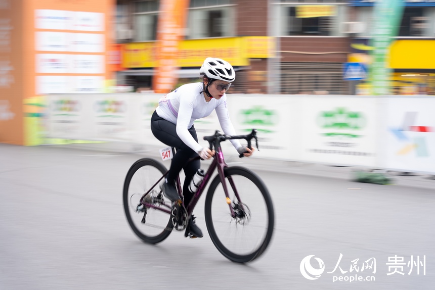 2024第八屆“多彩貴州”自行車聯(lián)賽(赤水站)比賽現(xiàn)場。人民網(wǎng)記者 涂敏攝