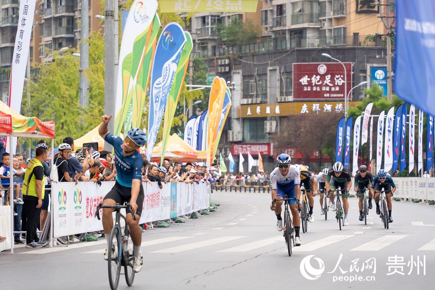 2024第八屆“多彩貴州”自行車聯(lián)賽(赤水站)比賽現(xiàn)場。人民網(wǎng)記者 涂敏攝