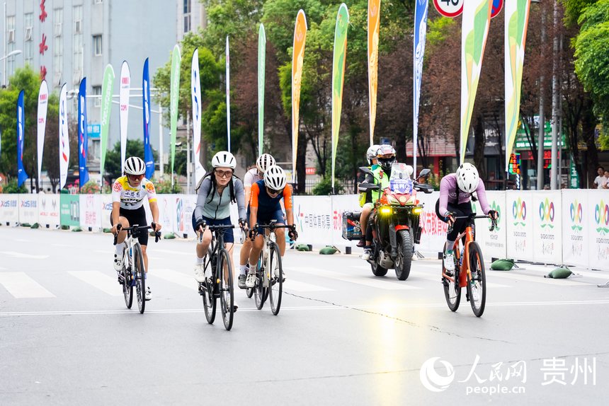 2024第八屆“多彩貴州”自行車聯賽(赤水站)比賽現場。人民網記者 涂敏攝