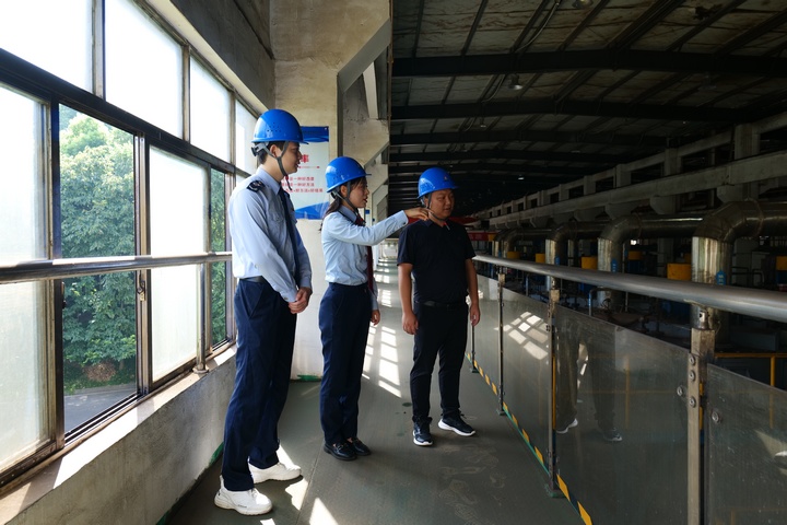 圖為：國家稅務總局碧江區稅務局到貴州省金瑞新材料有限責任公司查看車間情況并宣傳稅收政策。劉晗杰攝