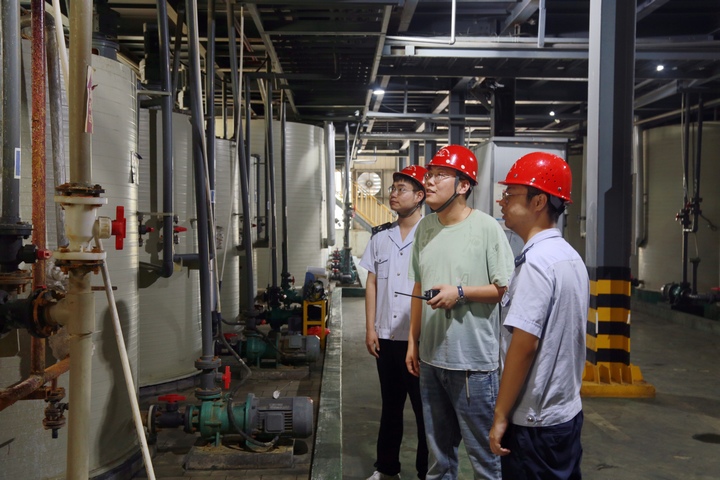 圖為：國家稅務總局貴州大龍經濟開發區稅務局“黨員稅管家”走進企業生產車間開展涉稅費輔導。銅仁稅務局供圖