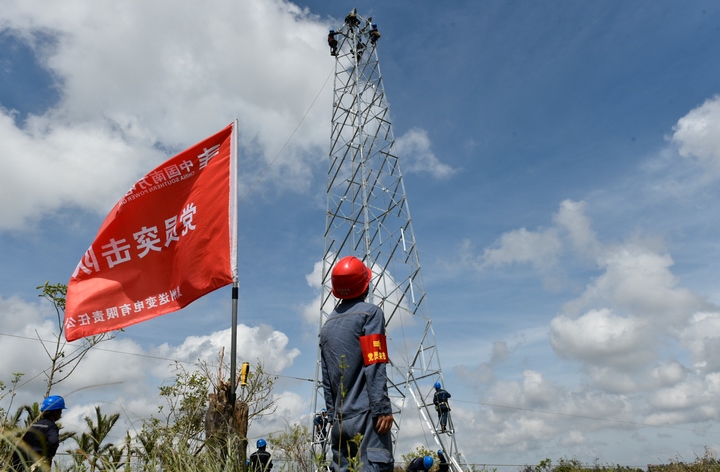 抗災復電黨旗飄。