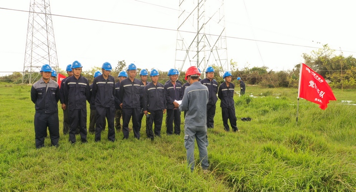 抗災復電黨旗飄。