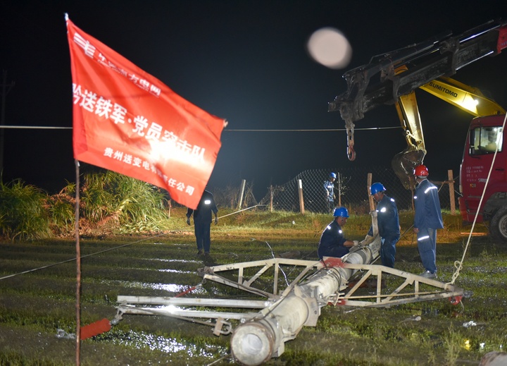 抗災復電黨旗飄。