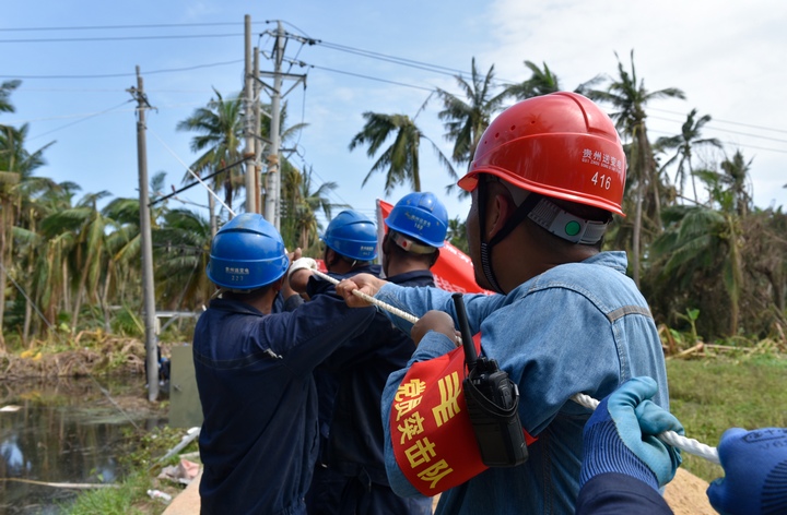 抗災復電黨旗飄。