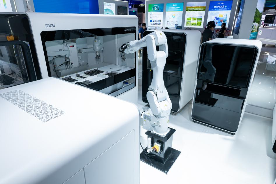 華大集團展臺:超高通量基因測序儀DNBSEQ-T20x2。