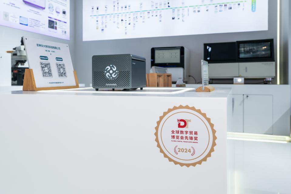 華大集團展臺:納米孔基因測序儀CycloneSEQ-WT02。