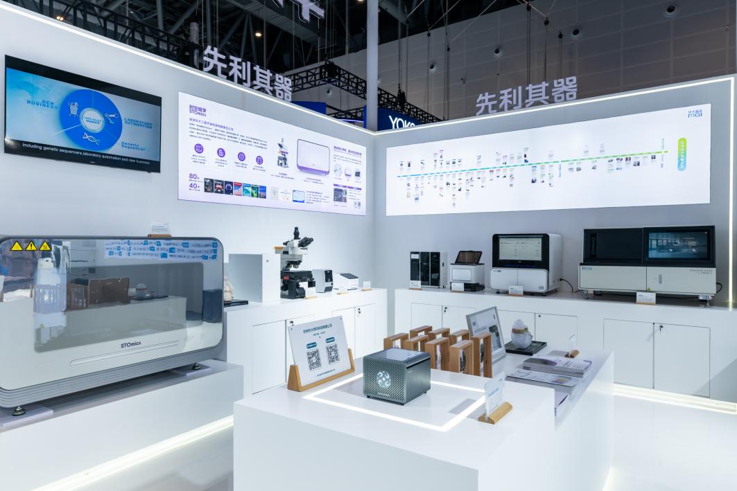 華大集團展臺:DCS Lab(部分設備)。