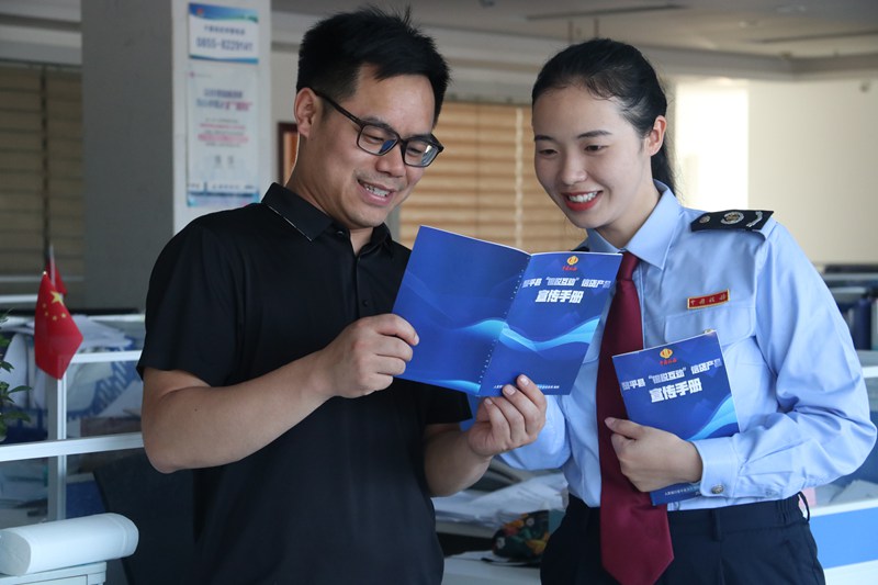 圖1：黎平縣稅務局向納稅人宣傳銀稅互動政策。