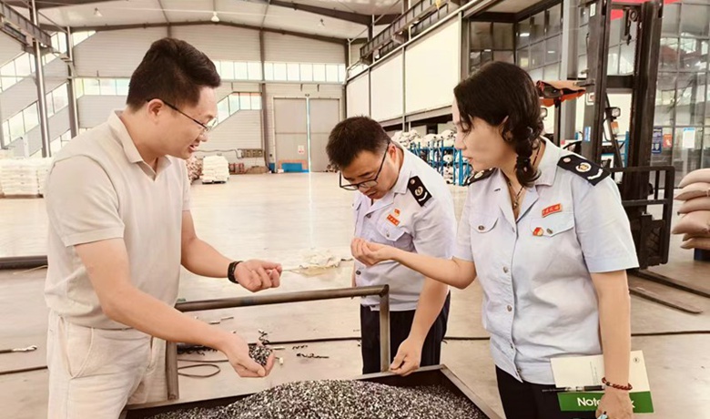 圖3：高新區(qū)稅務局“黔稅E家親”稅收志愿服務團隊成員至園區(qū)企業(yè)了解生產(chǎn)經(jīng)營情況