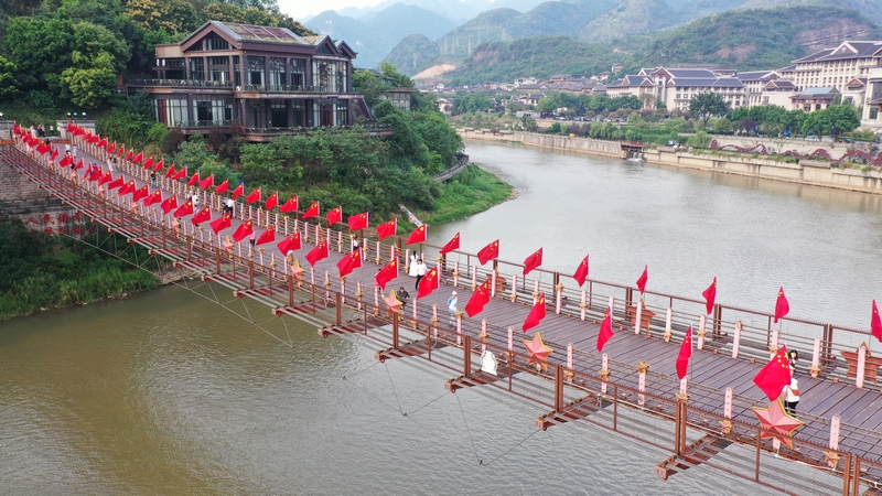 1、茅臺鎮(zhèn)紅軍四渡赤水紀念園紅軍橋上紅旗招展。
