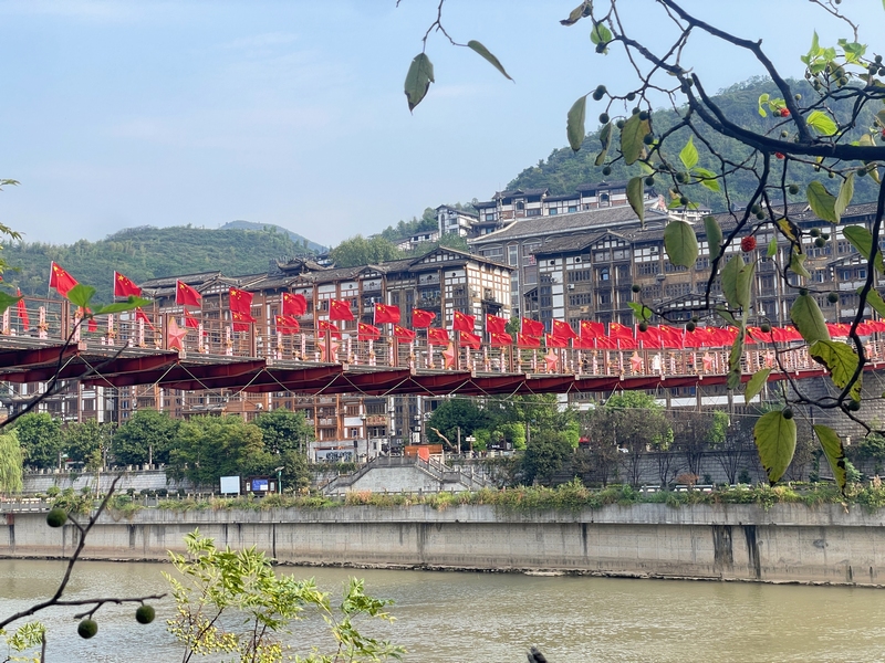 3、茅臺鎮(zhèn)紅軍四渡赤水紀念園紅軍橋上紅旗招展。