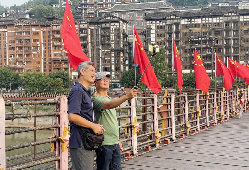 4、臺灣游客曾正義在橋上與友人合照。