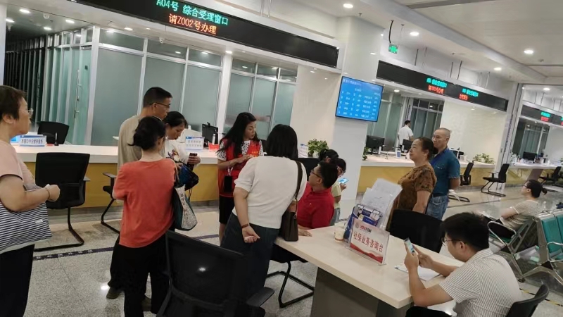 窗口前的“壩壩會”。