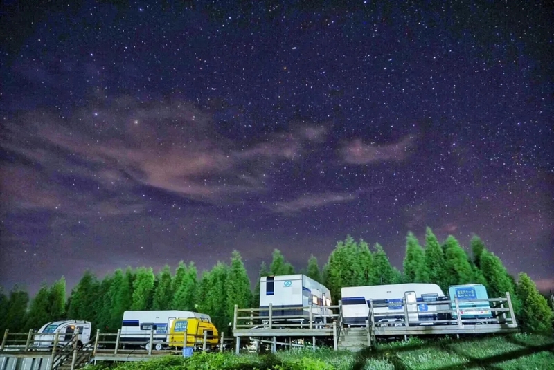 貴州七彩蝸牛房車露營營地。