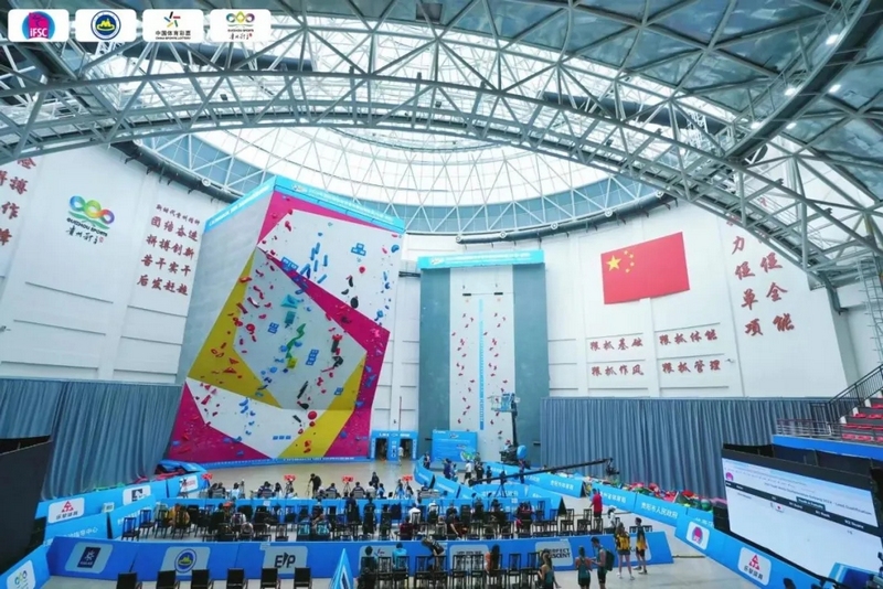 國家級(jí)攀巖訓(xùn)練基地清鎮(zhèn)基地攀巖館。