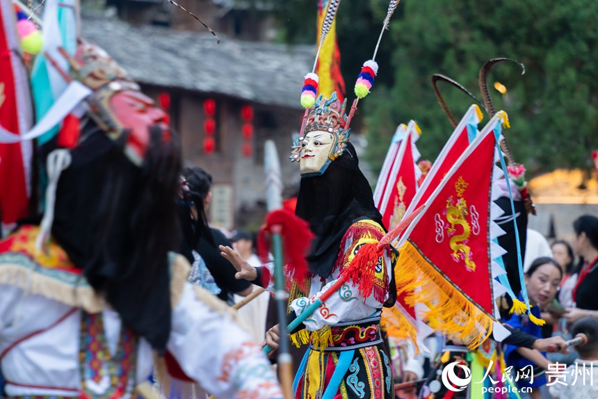 屯堡內(nèi)的地戲表演。人民網(wǎng)記者 涂敏攝