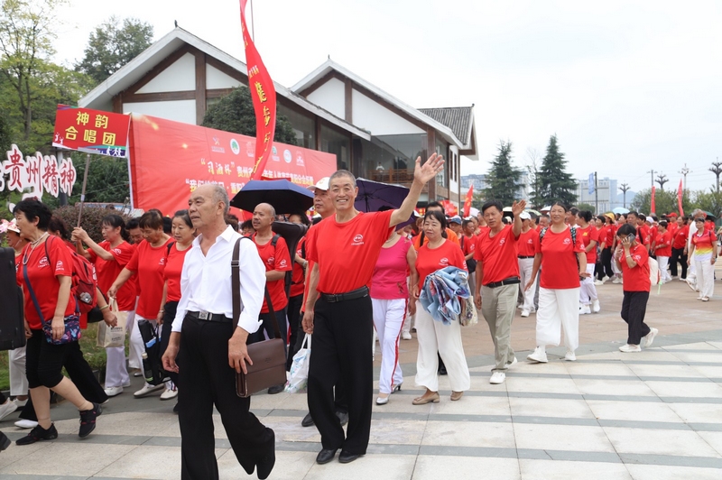 當天,修文“伊利杯”健身步行活動同步舉行,來自全縣各團體的近1000名老年朋友歡聚一堂,在白虎山公園共同開啟了一場健康、快樂的登高之旅。文俊入攝