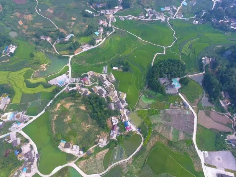 4  圖為甕安縣玉山鎮白花村村貌