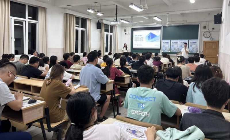 招聘宣講會上,畢業多年的校友分享在貴州磷化集團職業發展的親身體驗