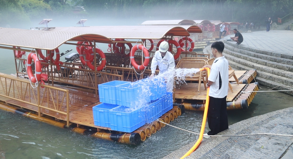 景區(qū)工作人員正在對竹筏進行PVC排筏密性試驗。