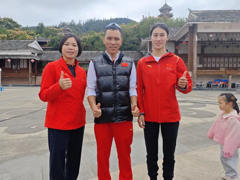 參賽選手抵達現場。