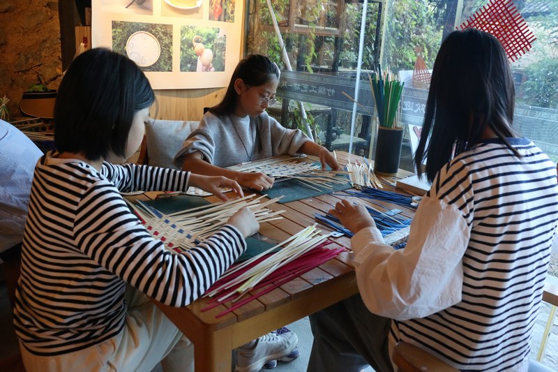 2 游客體驗(yàn)竹編.JPG