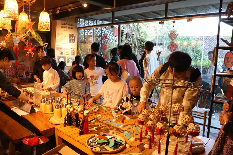 4 竹編工坊里擠滿體驗(yàn)的游客.JPG