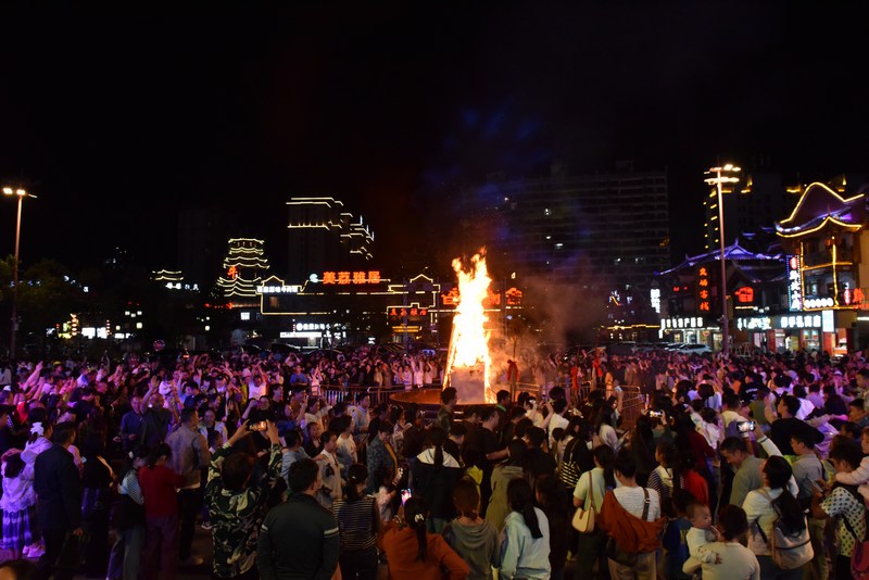 2 圖為荔波古鎮篝火晚會。.JPG