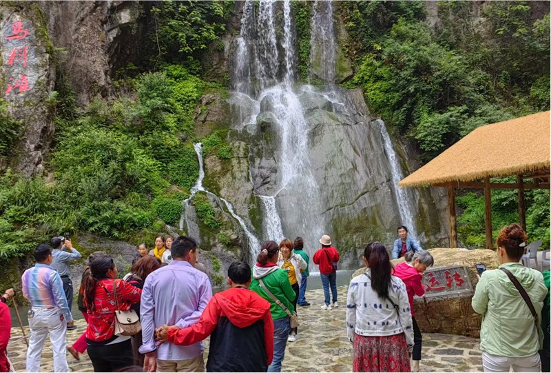 游客觀賞瀑布。受訪者供圖