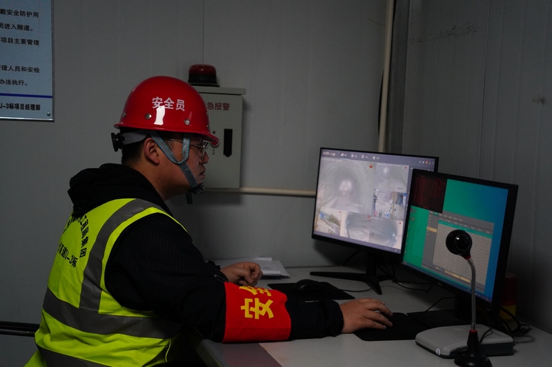 (1)烏長(zhǎng)高速TJ-3標(biāo)項(xiàng)目節(jié)假日期間隧道安全人員在崗。 張楠 攝