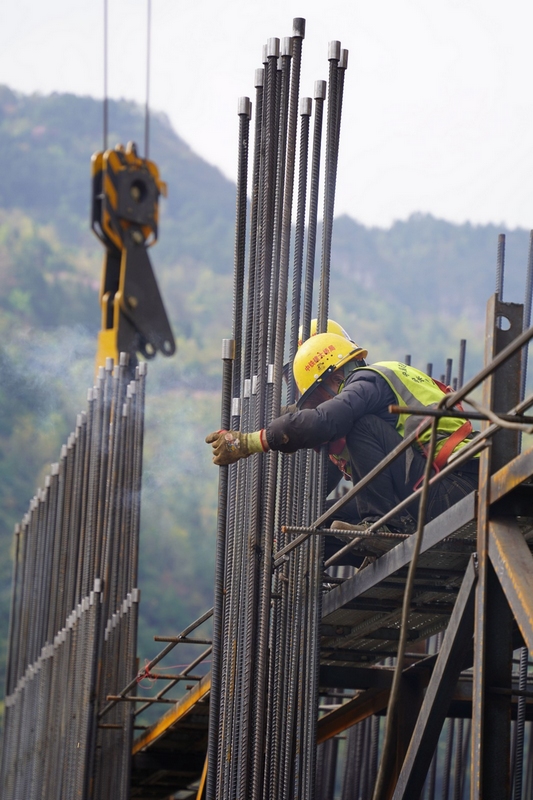 (5)烏長高速TJ-3標金旗特大橋施工現場。 張楠 攝