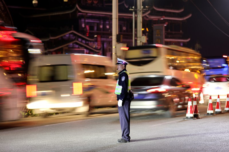 10月4日，雷山縣公安局交警大隊輔警在西江千戶苗寨景區營上路口疏導交通。