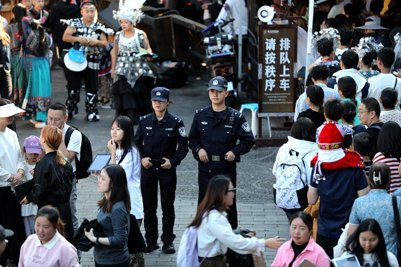 10月4日，雷山縣公安局民輔警在西江千戶苗寨景區(qū)觀景臺執(zhí)勤巡邏。
