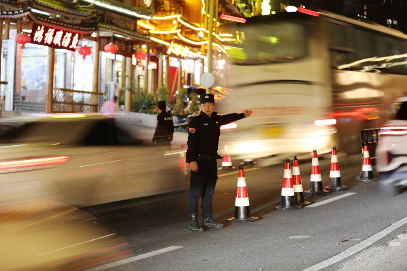 10月4日，雷山縣公安局特巡警大隊輔警在西江千戶苗寨景區(qū)周邊路段疏導交通。