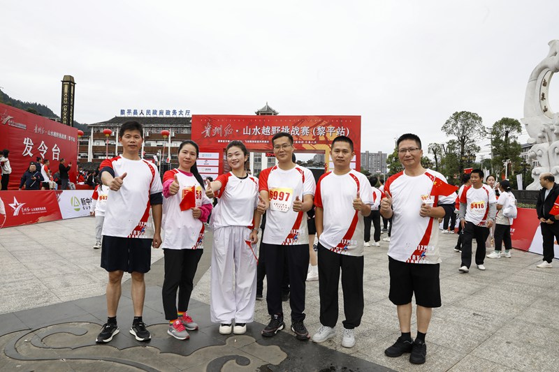 比賽開始前，運(yùn)動員打氣加油。