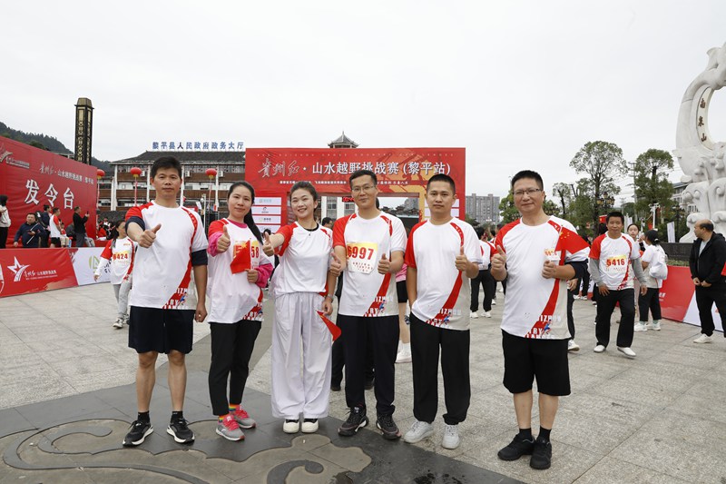 比賽開始前，運動員打氣加油。