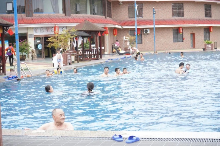 貴州金沙:國慶假期溫泉游火爆。