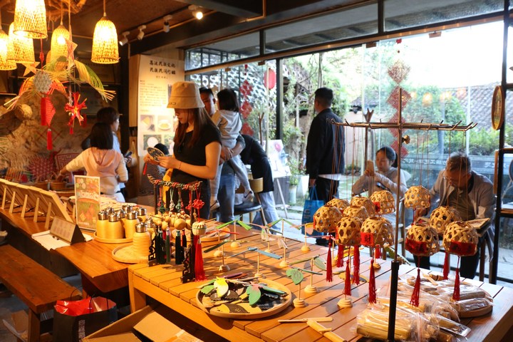 瑤山古寨游客體驗(yàn)竹編。