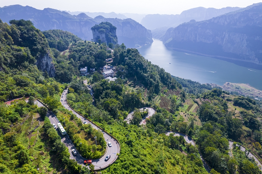 貴州省黔西市烏江源百里畫廊化屋景區(qū)，吸引眾多省內(nèi)外游客自駕車前來觀光旅游（無人機(jī)照片）。