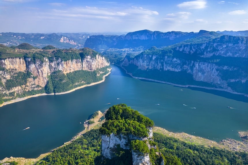 貴州省黔西市烏江源百里畫廊化屋景區，游客乘船游覽烏江峽谷風光（無人機照片）。
