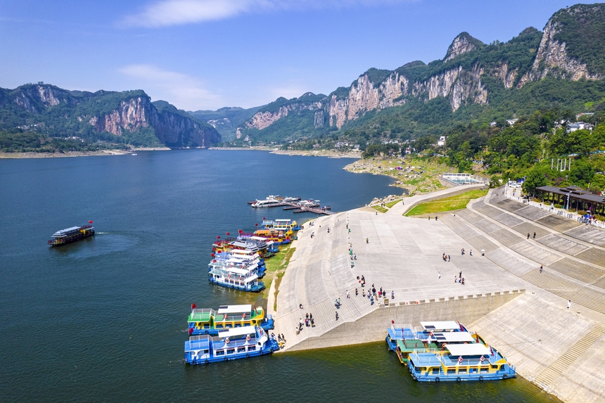 貴州省黔西市烏江源百里畫廊化屋景區，游客乘船游覽烏江峽谷風光（無人機照片）。