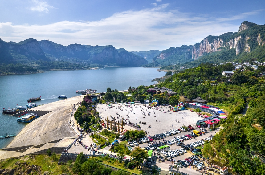 貴州省黔西市烏江源百里畫廊化屋景區游人如織（無人機照片）。